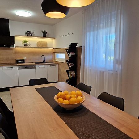 Beautiful Holiday Home "Villa Luka" Kaštel Štafilić المظهر الخارجي الصورة