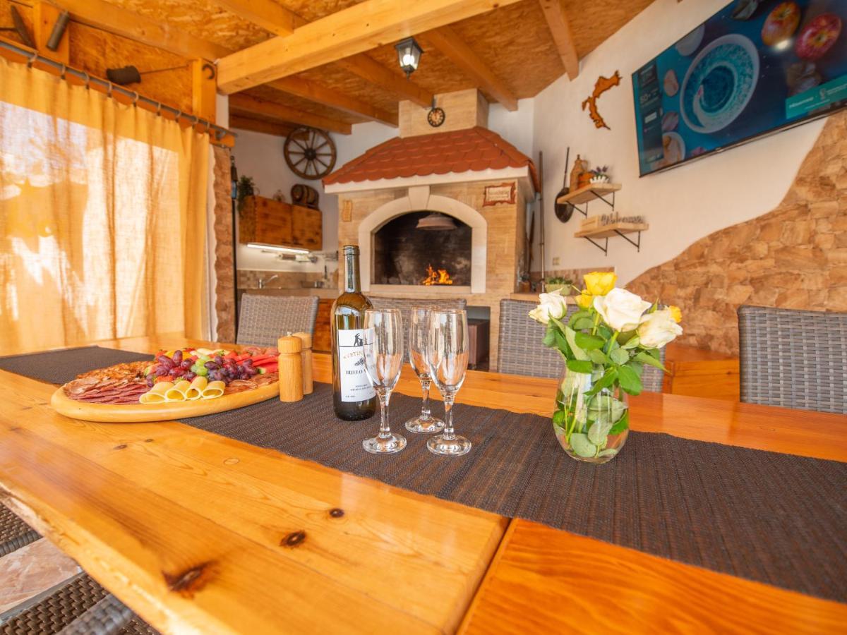 Beautiful Holiday Home "Villa Luka" Kaštel Štafilić المظهر الخارجي الصورة