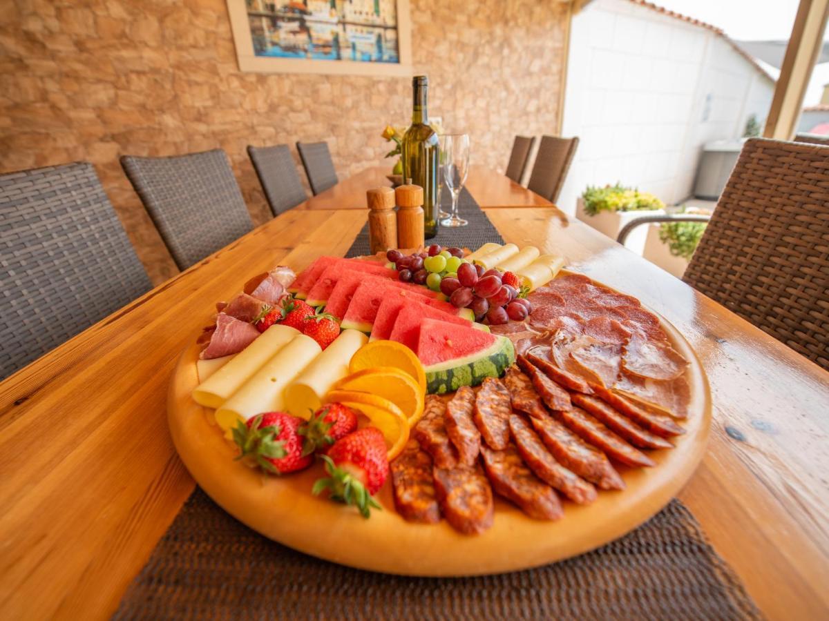 Beautiful Holiday Home "Villa Luka" Kaštel Štafilić المظهر الخارجي الصورة